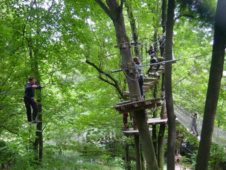 Séjour en montagne: tout savoir sur l&rsquo;accrobranche