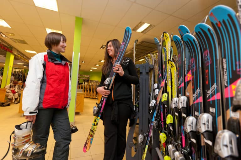 Faut-il louer ou acheter son matériel de ski ?