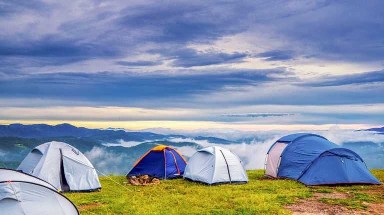 Camping : partez sur la route animée et empruntez les sentiers inexplorés