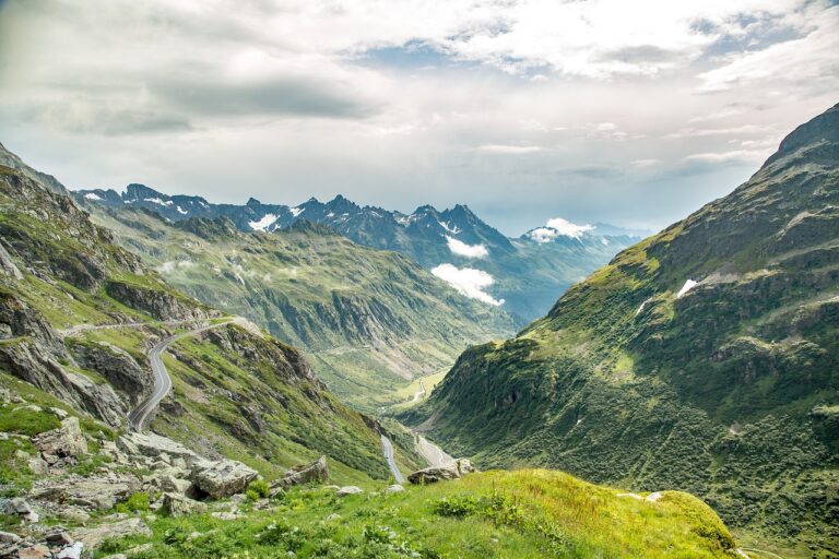 Pourquoi la randonnée en montagne est-elle un défi à relever pour des vacances toniques ?