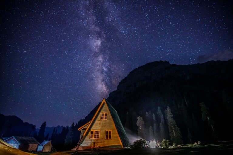 À la recherche d&rsquo;évasion en montagne : où trouver des logements authentiques pour des vacances hors du commun ?