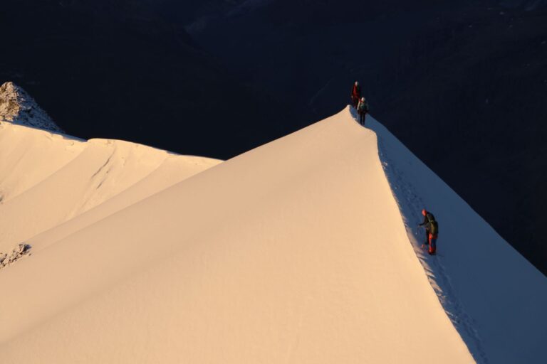 Partir à l&rsquo;aventure en montagne : la passion de l&rsquo;alpinisme peut-elle pimenter vos vacances ?