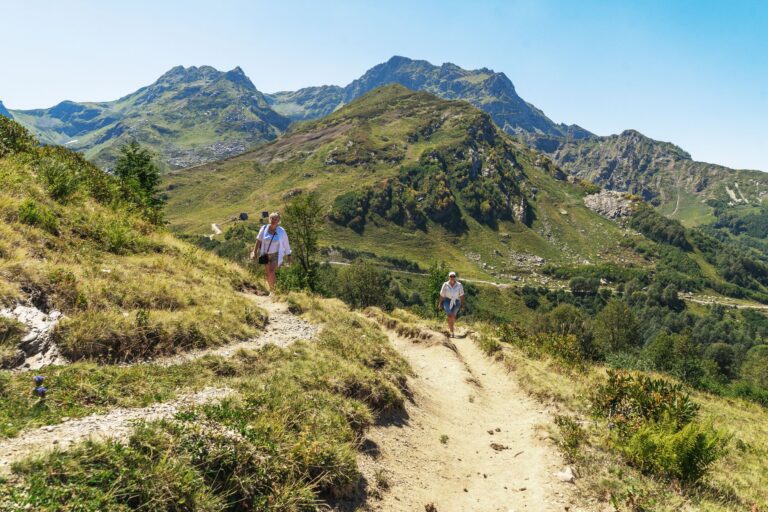 Prêt pour relever le défi d&rsquo;une randonnée en montagne pour des vacances toniques ?