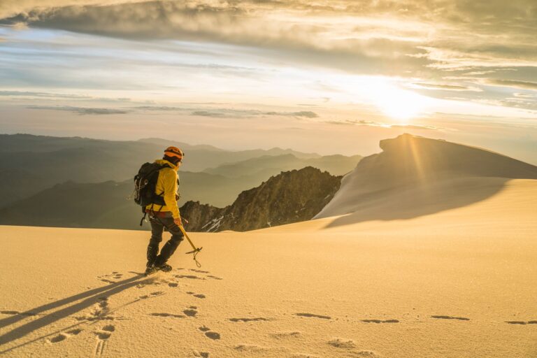 Pourquoi choisir l&rsquo;alpinisme pour des vacances riches en sensations ?