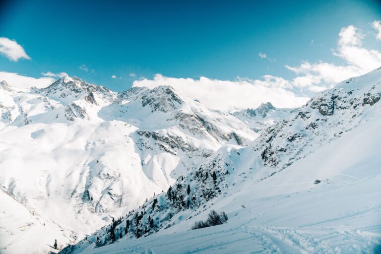 Comment s&rsquo;initier à l&rsquo;alpinisme pour une expérience à couper le souffle ?