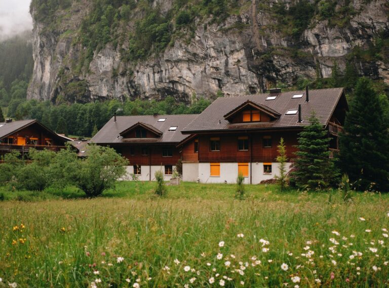 À la montagne, les logements de vacances offrent-ils vraiment un véritable havre de paix ?