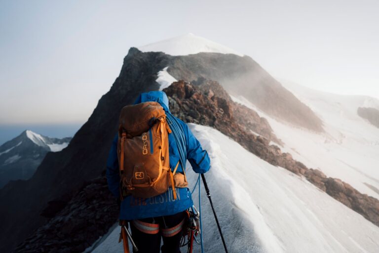Quelles sont les expériences à vivre lors de vacances rythmées par l&rsquo;aventure en passion alpinisme ?